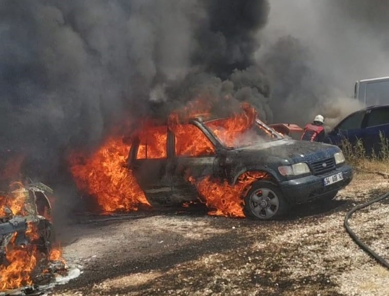 Ot yangını otoparka sıçrayınca araçlar yanarak hasar gördü

