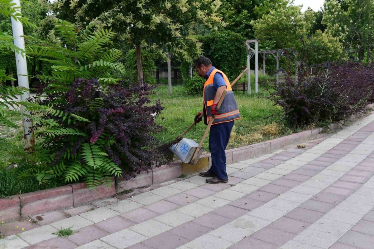 Başkan Çınar, sanayi sitesinde gerçekleşen temizlik çalışmalarını inceledi
