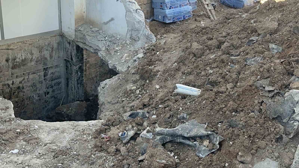 Elazığ’da göçük altında kalan işçi ekipler tarafından kurtarıldı
