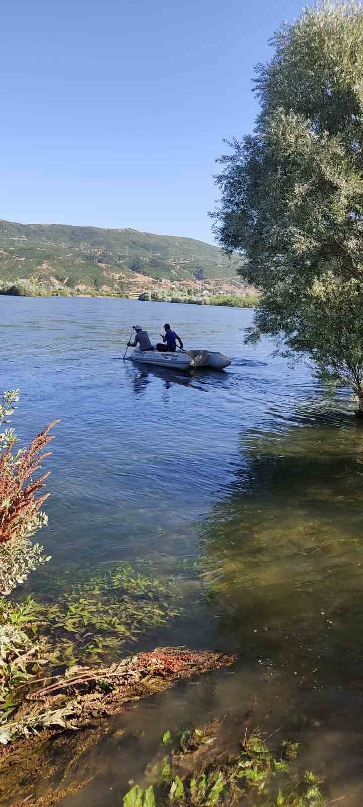 Murat Nehri’nde suların yükselmesiyle mahsur kalanlar kurtarıldı
