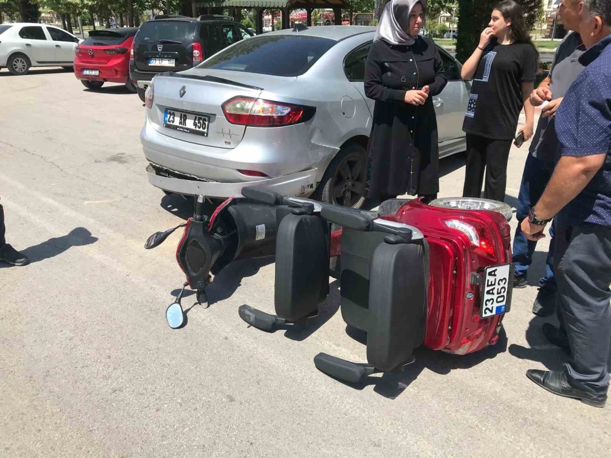 Elazığ’da elektrikli motosiklet otomobile çarptı: 1 yaralı
