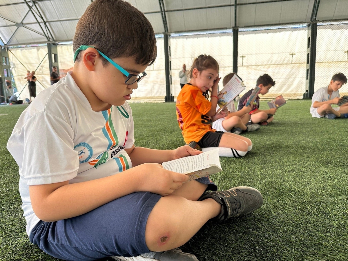 Futbol kursunda kitap okuma etkinliği
