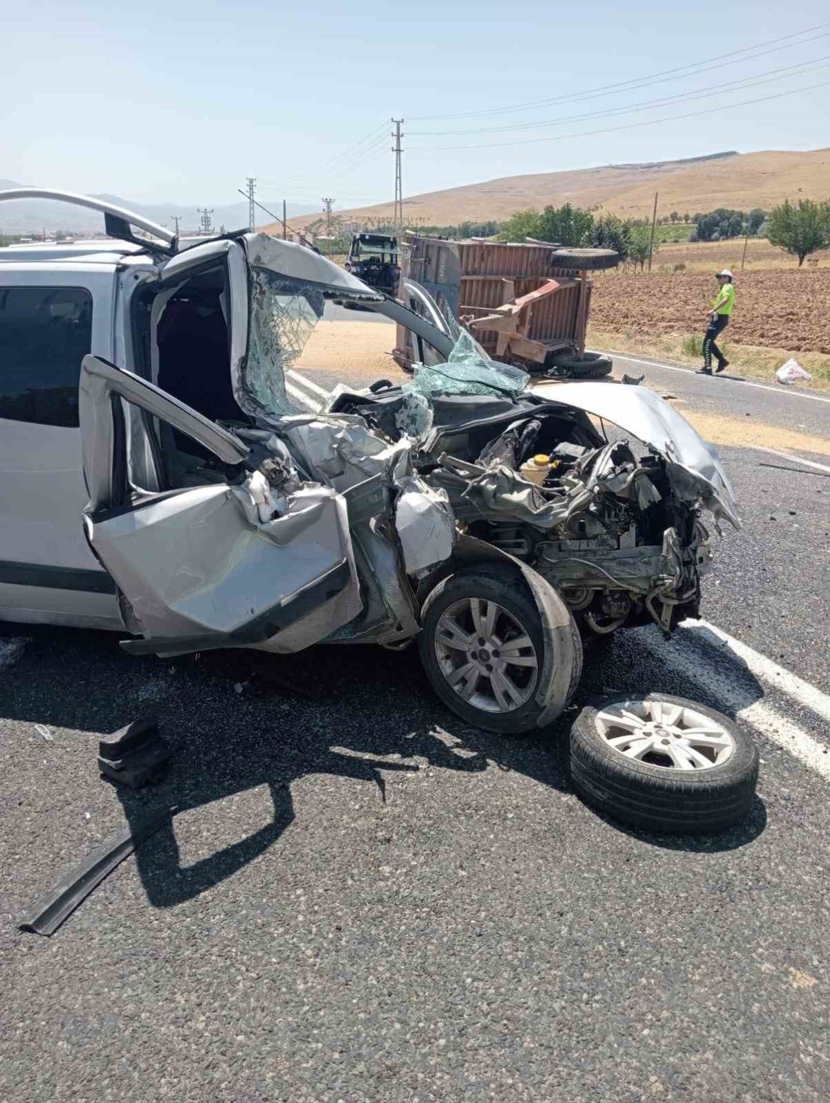 Elazığ’da hafif ticari araç ile traktör çarpıştı: 1’i ağır 5 yaralı
