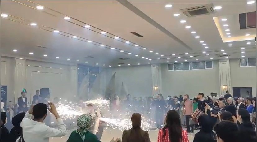 Elazığ’da davulcuların meşaleli şovu

