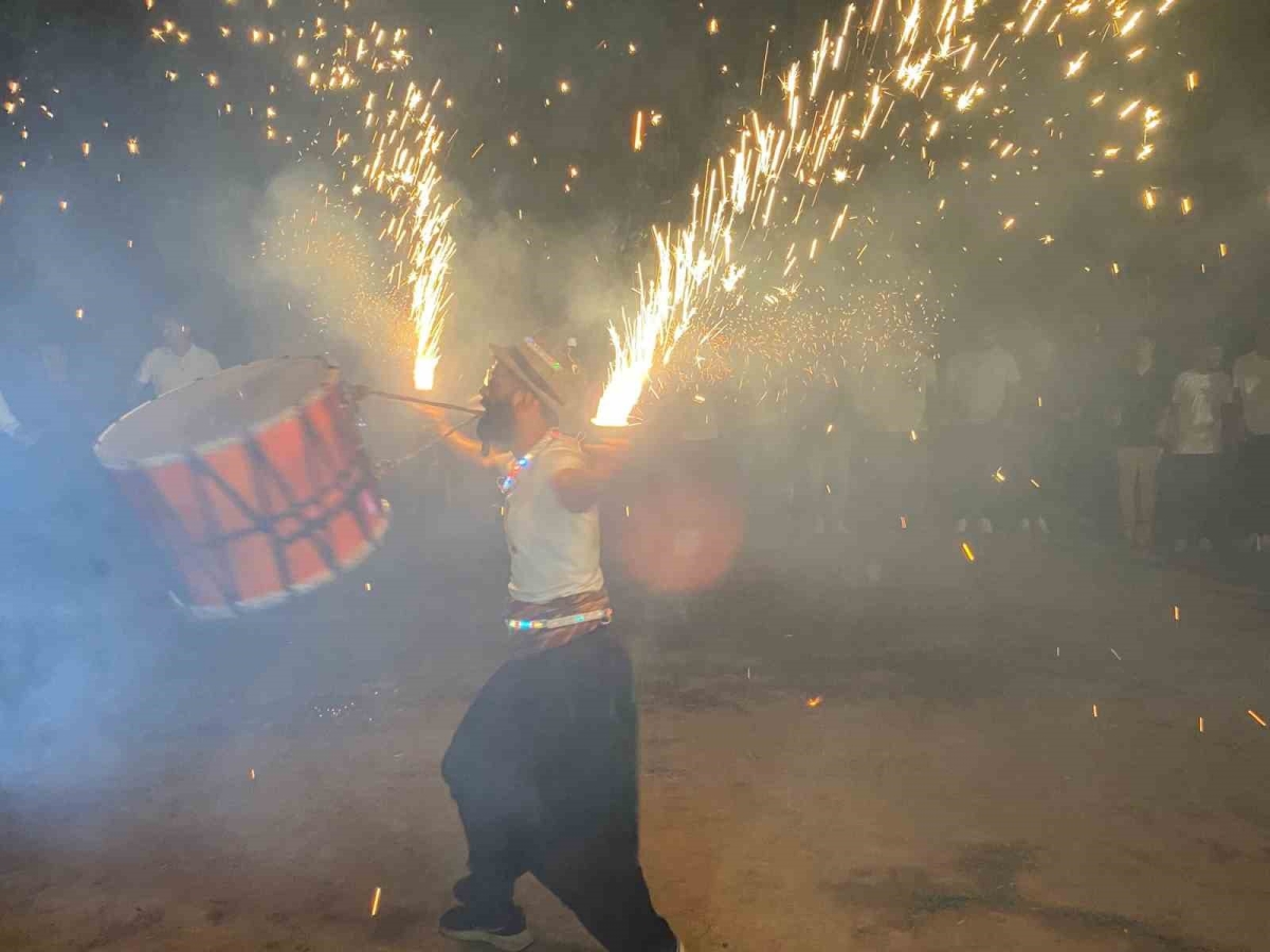 Elazığlı davulcunun ağzında tuttuğu meşale ve ateş çemberindeki yaptığı şov hayran bıraktı
