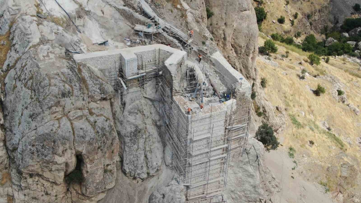 5 bin yıllık Harput Kalesi’nde restorasyon tüm hızıyla sürüyor
