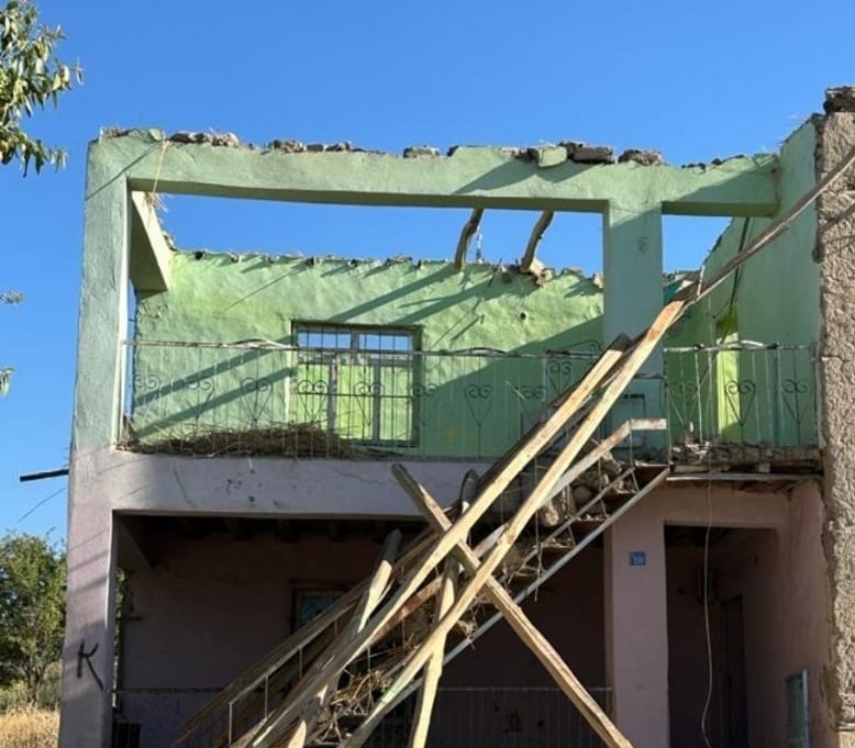 Elazığ’da ağır hasarlı binanın balkonu çöktü: 2 yaralı
