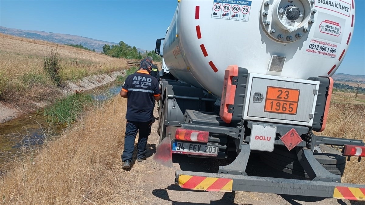 Bingöl’de akaryakıt tankerindeki gaz sızıntısı ekipleri harekete geçirdi
