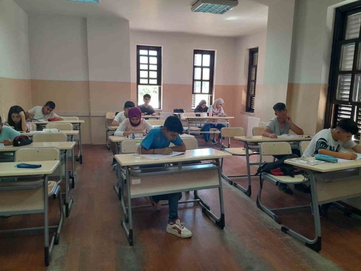 Deprem bölgesinde öğrencilere deneme sınavları
