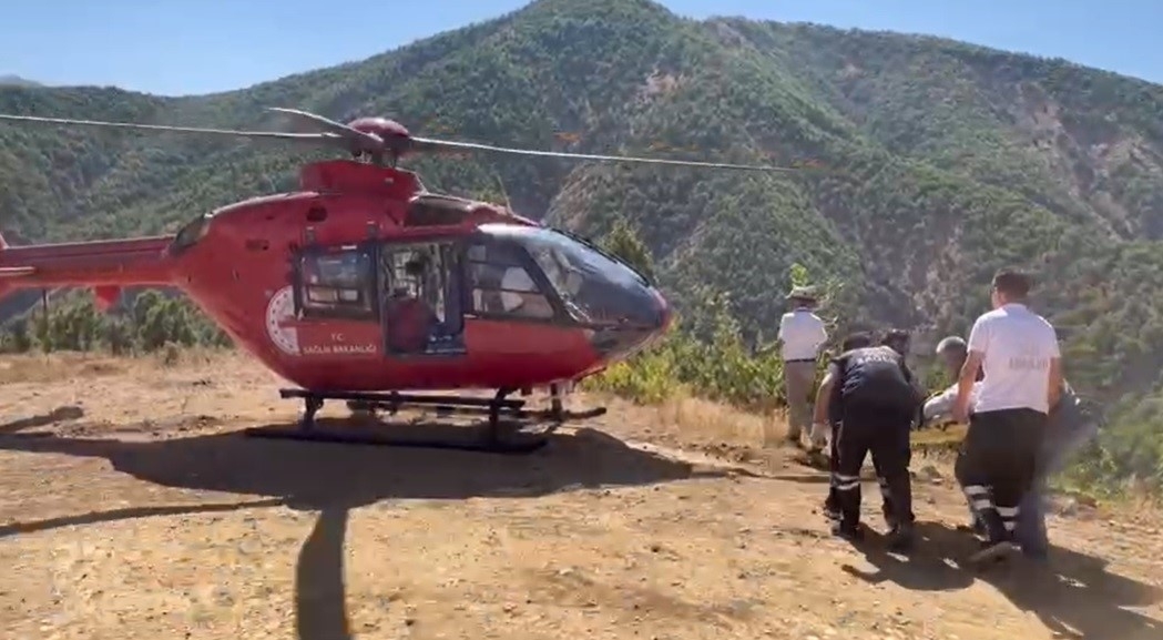 Ambulans helikopter mezradaki hastanın imdadına yetişti
