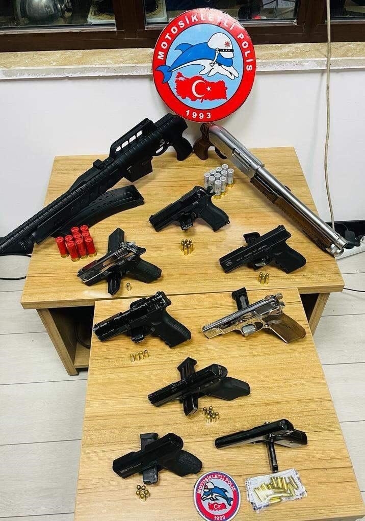 Çok sayıda silah ele geçirildi
