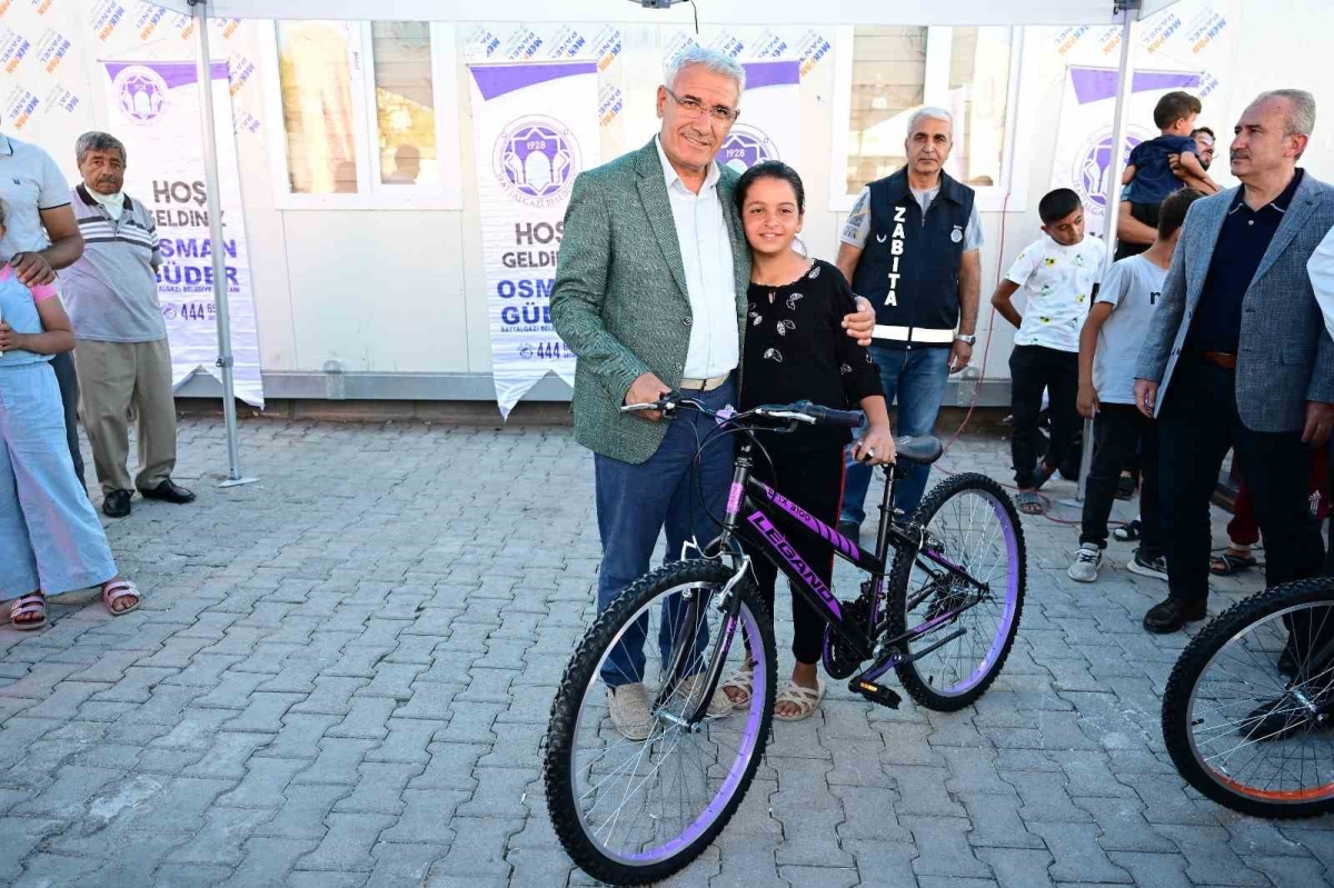 Battalgazi’de depremzede çocuklara bisiklet hediye edildi
