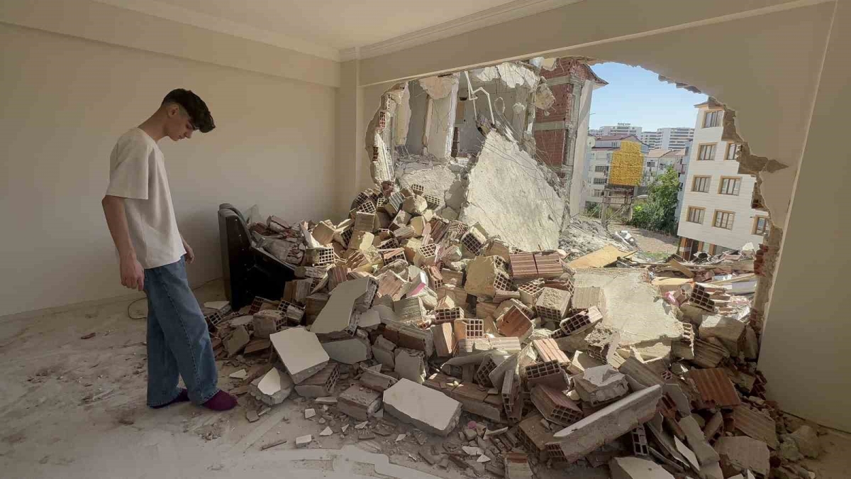 Böyle yıkım görülmedi: Hasarlı binayı yıkarken sağlam binaların duvarları yıkıldı
