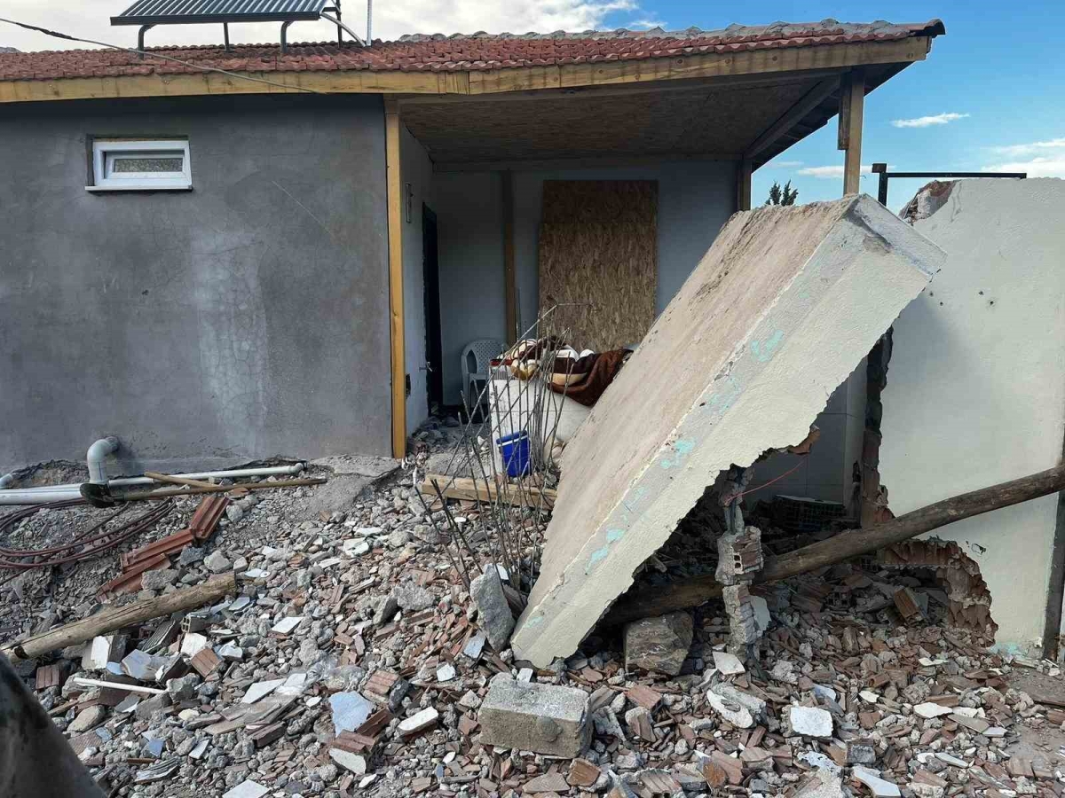 Malatya’da ağır hasarlı binanın duvarı çöktü: 1 ölü
