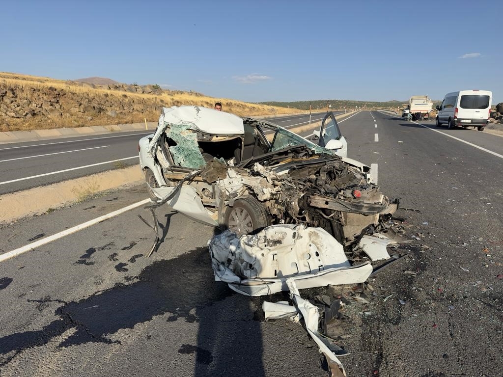 Elazığ’da kamyonla çarpışan otomobil hurdaya döndü: 1 ölü, 1 yaralı
