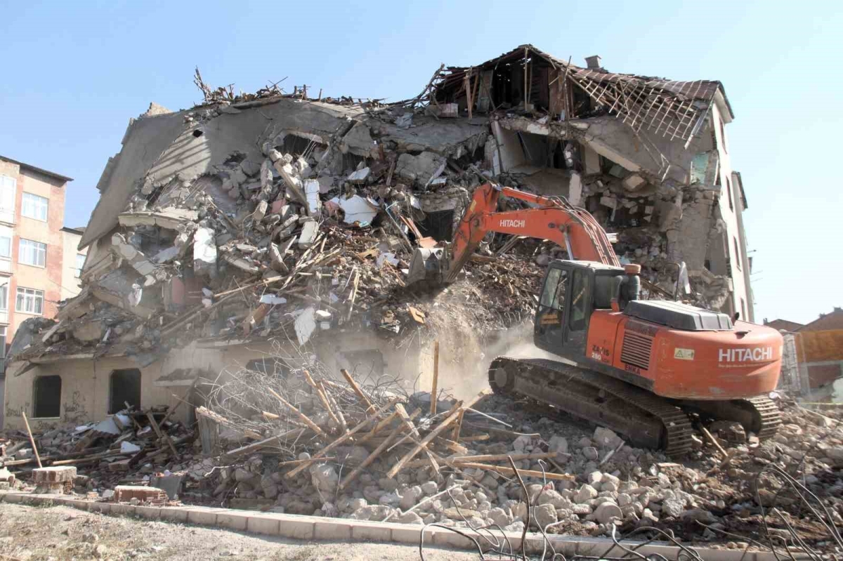 Elazığ’da ağır hasarlı binaların yıkımı devam ediyor
