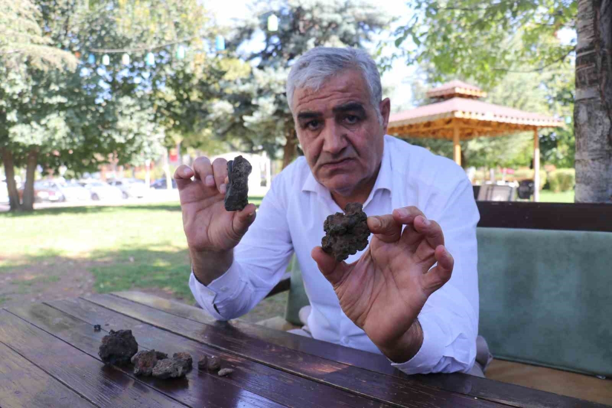 Mantar toplarken bulduğu taşlara gözü gibi bakıyor

