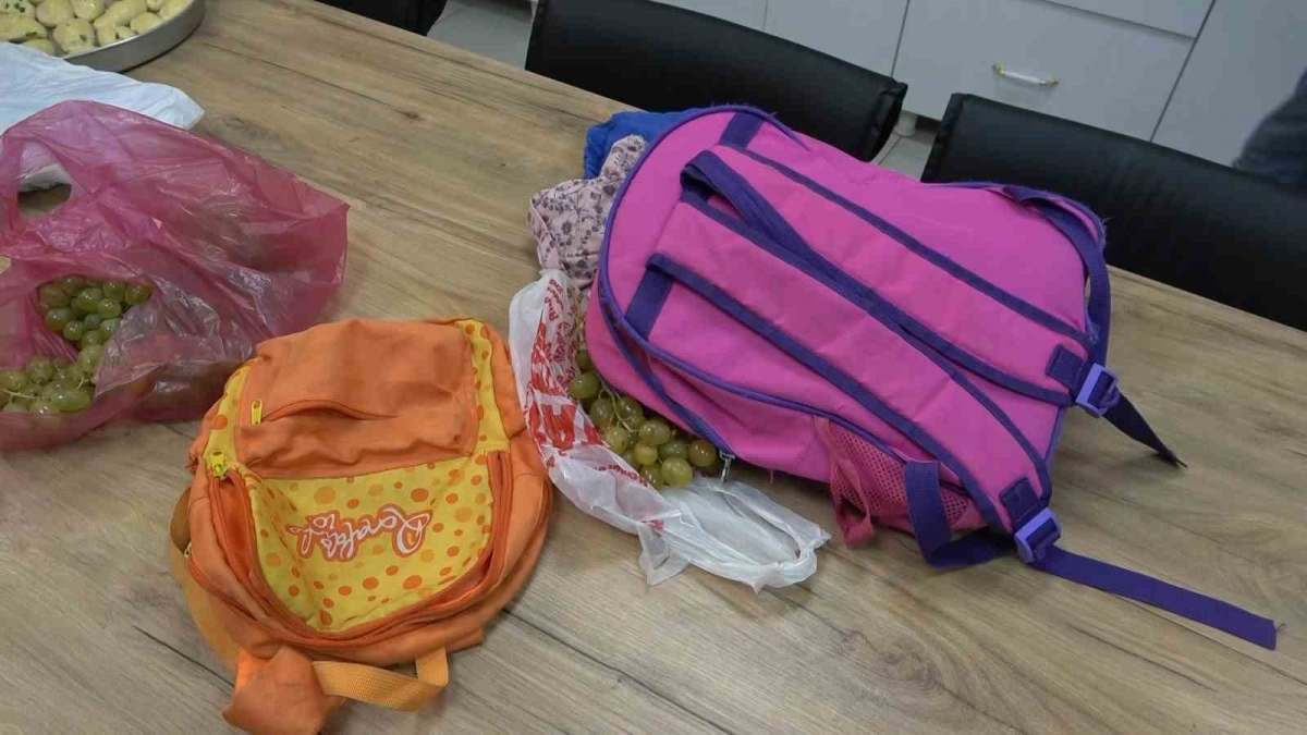 Okul çantalarından defter kitap yerine para çıkardılar
