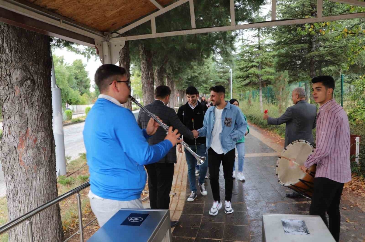 Fırat Üniversitesi, öğrencilerini davul ve klarnetle karşıladı
