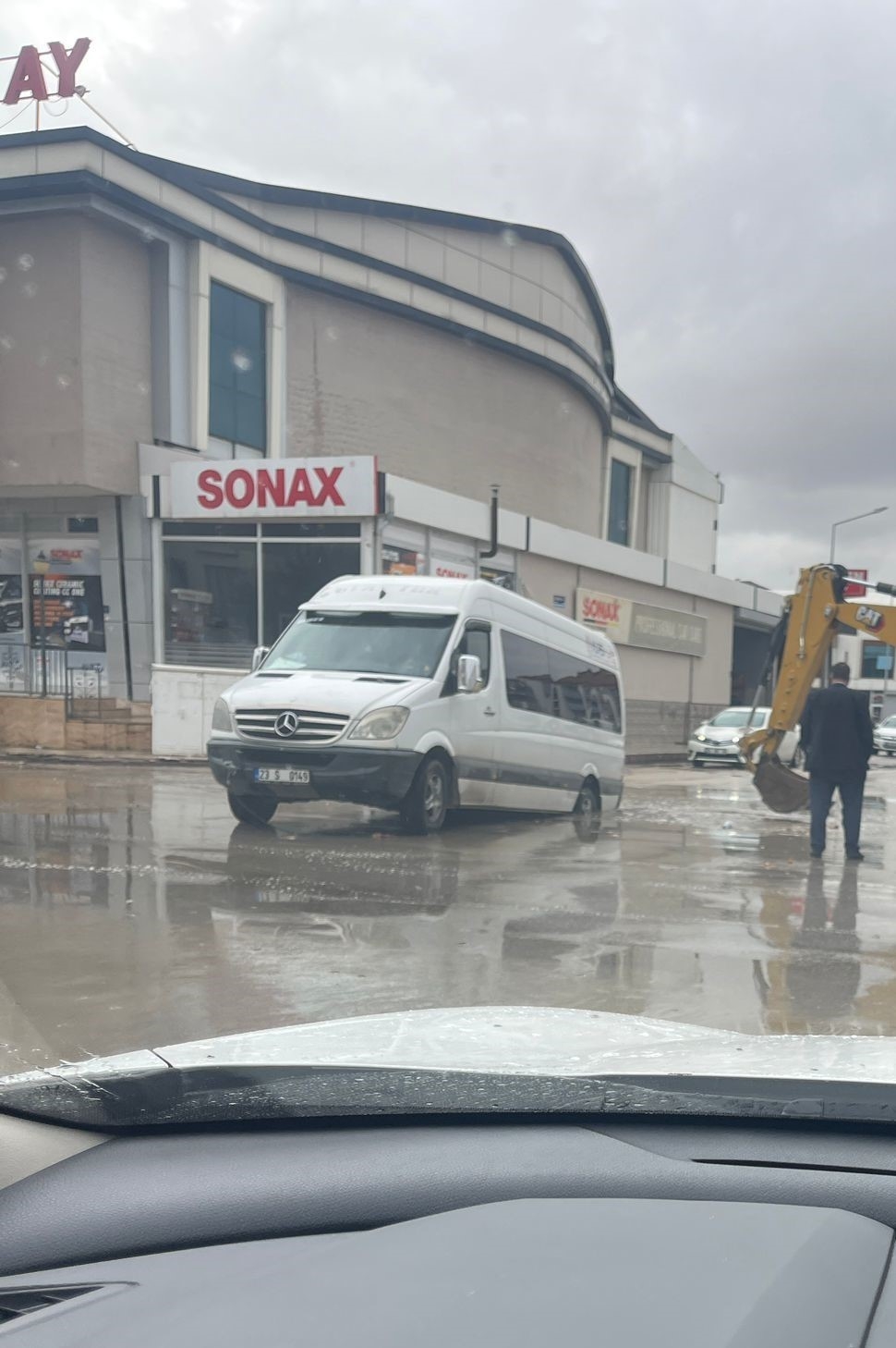 Elazığ’da öğrenci servisi yağmurla dolan çukura düştü
