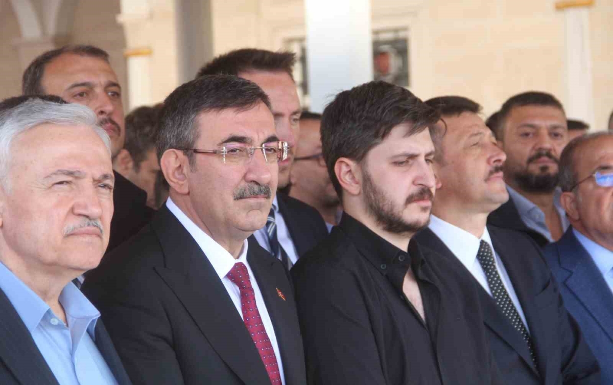 Cumhurbaşkanı Yardımcısı Yılmaz, AK Parti eski milletvekilinin cenazesine katıldı
