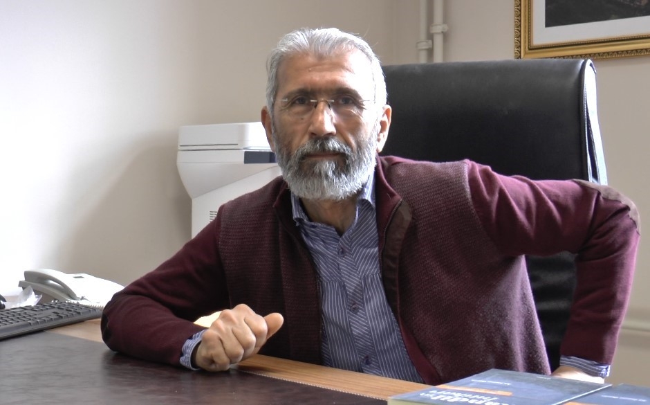 Terör örgütü elebaşı Öcalan’ın açıklamasını paylaşan profesör görevden uzaklaştırıldı
