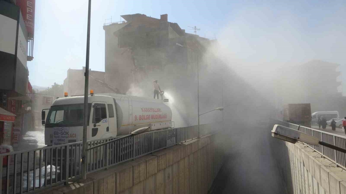 Malatya’da ağır hasarlı binaların yıkımları sürüyor
