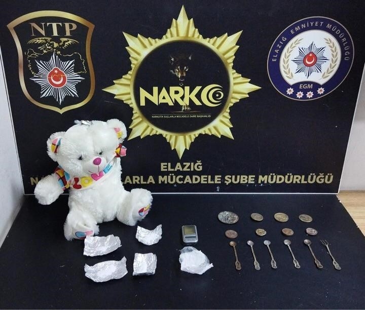 Oyuncak ayı ve yakıt deposuna zulalanmış uyuşturucular ele geçirildi: 5 gözaltı

