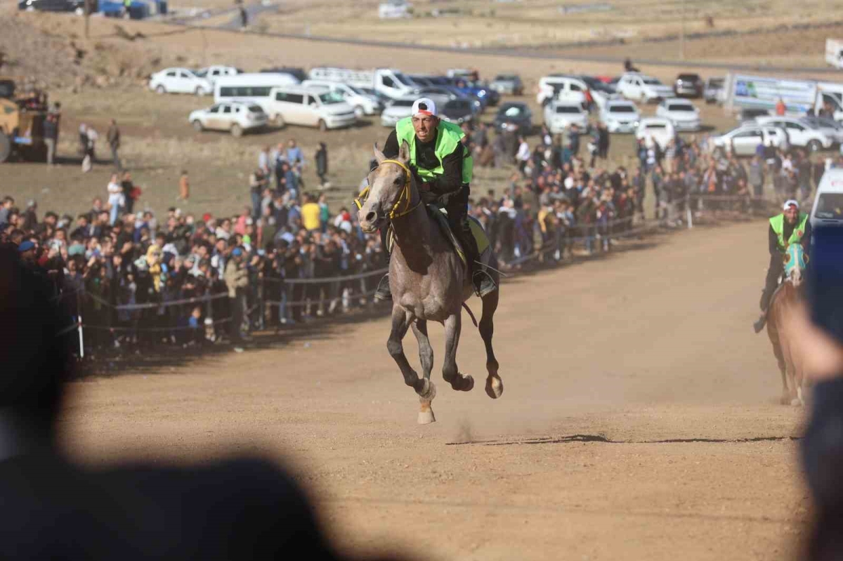 Bingöl’de 20 yıl aradan sonra geleneksel at yarışları yeniden yapıldı
