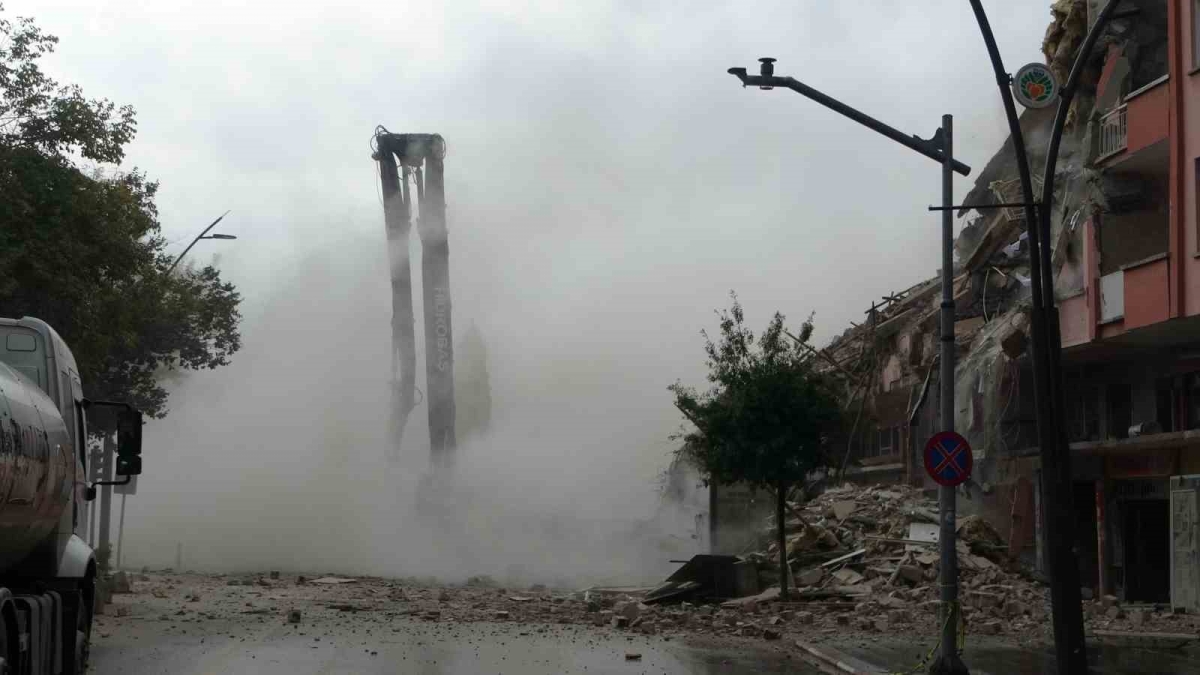 Malatya’da ağır hasarlı binaların yıkımına hız verildi
