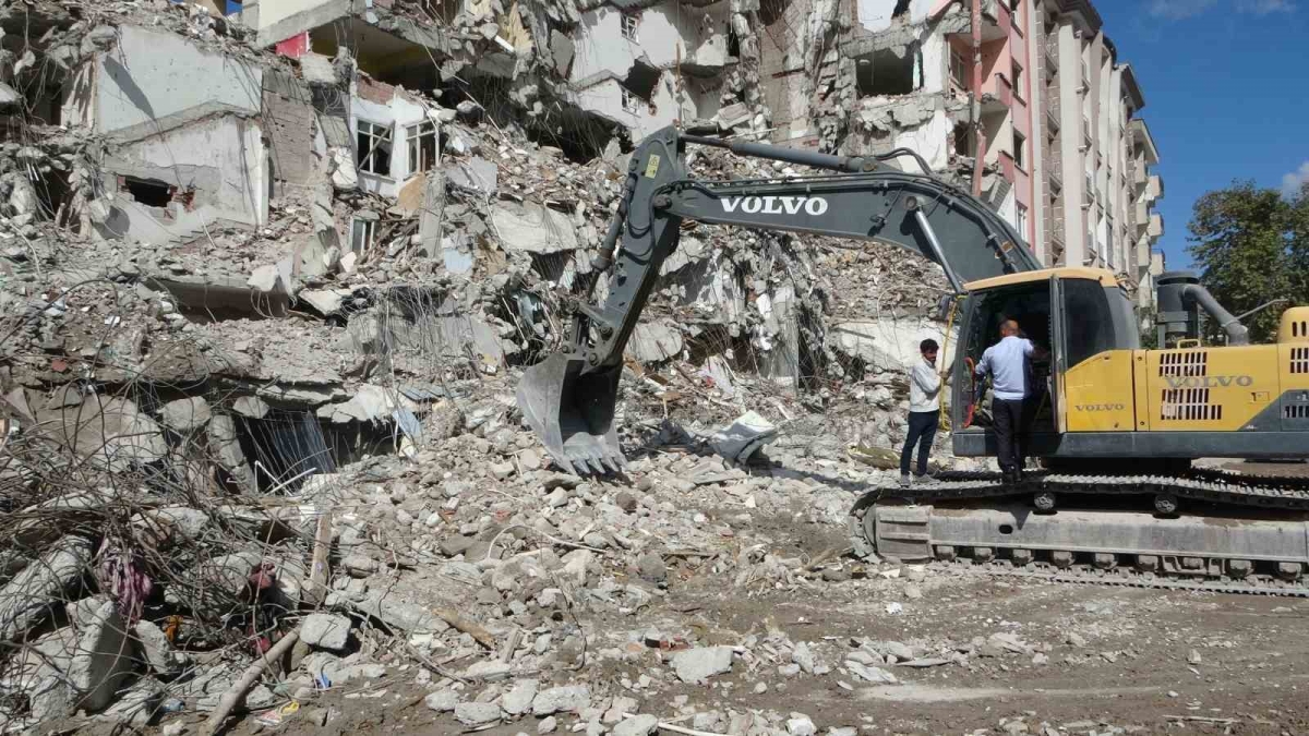 Malatya’da ağır hasarlı binalar eş zamanlı yıkılıyor
