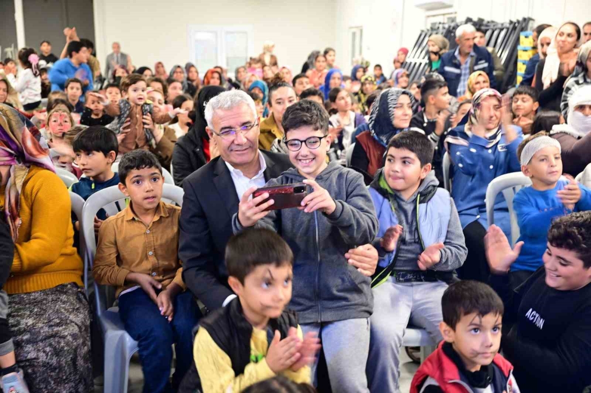 Güder, depremzede çocukların yanında olmaya devam ediyor
