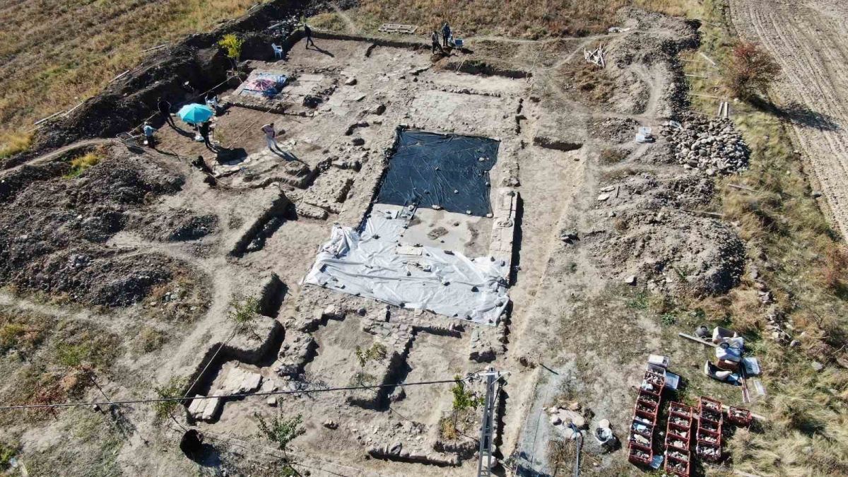 Tarlada 84 metrekarelik alanda keşif: Önce Roma dönemine ait mozaik, ardından duvarlar ortaya çıktı
