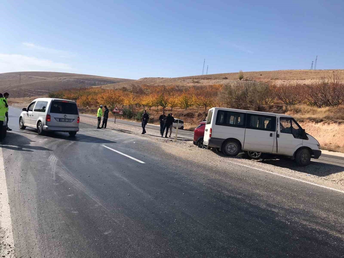 Malatya’da otomobil ile minibüs çarpıştı: 5 yaralı
