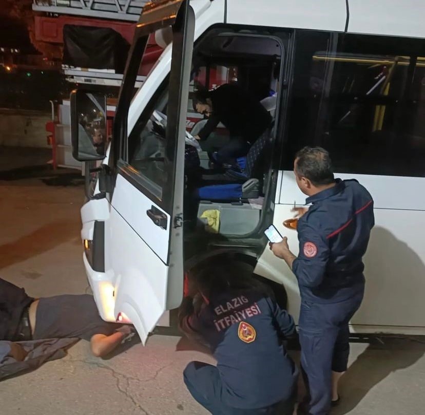 Sürücü fark etti, aracın motor kısmında mahsur kalan kedi kurtarıldı
