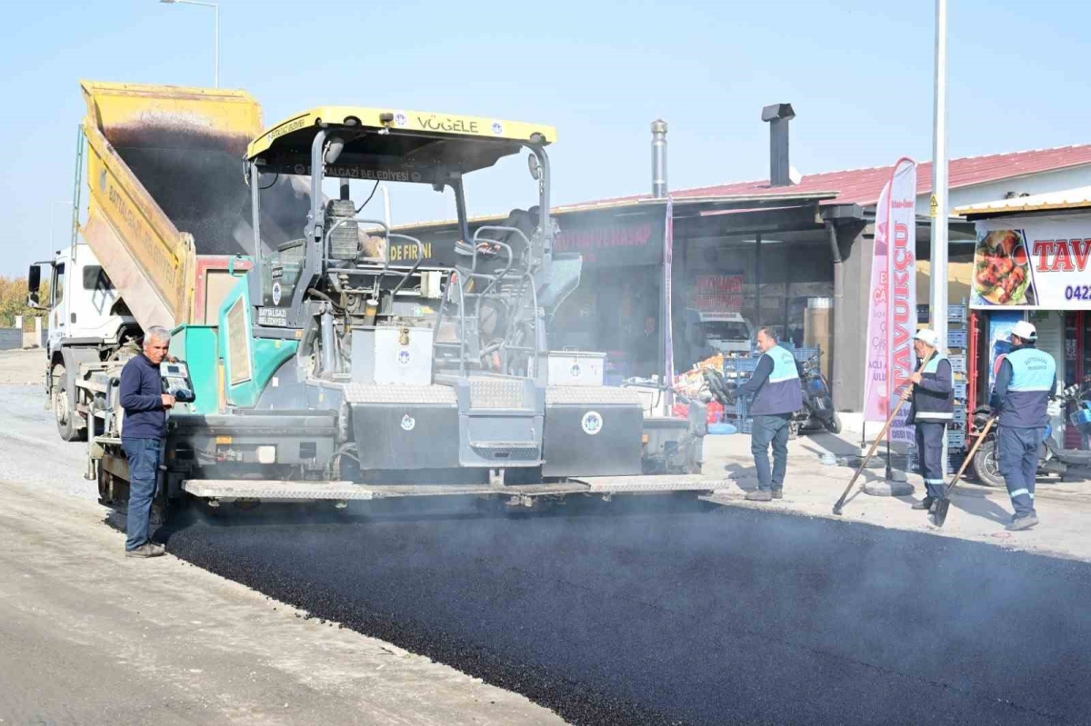 Battalgazi’de konteyner çarşılar asfaltlanıyor
