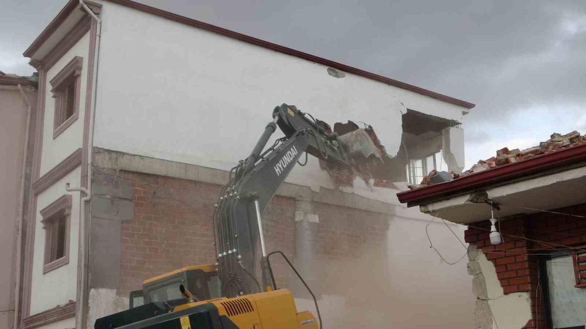 Malatya’da ağır hasarlı binaların yıkımı sürüyor
