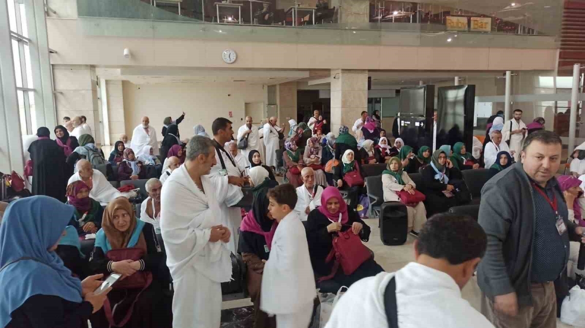 Elazığ’dan umreye giden vatandaşlar dualarla uğurlandı
