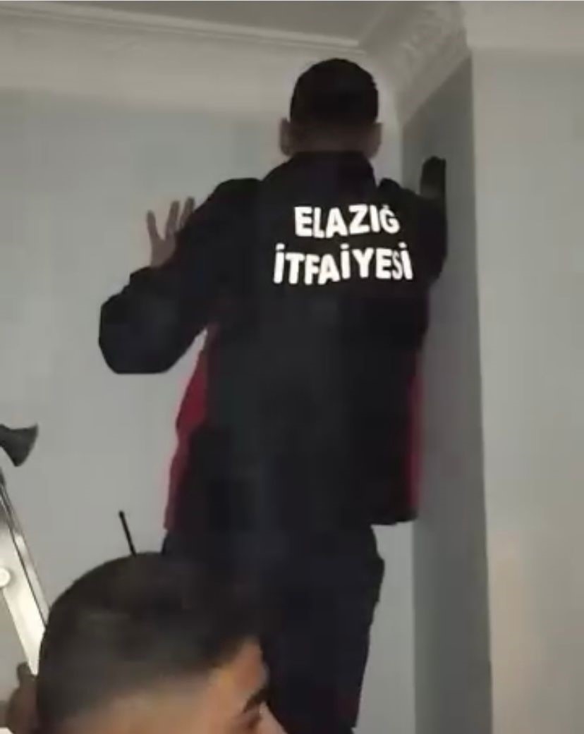 Bacadan düşüp mahsur kalan kediyi itfaiye kurtardı, ev sahibi kediyi sahiplendi
