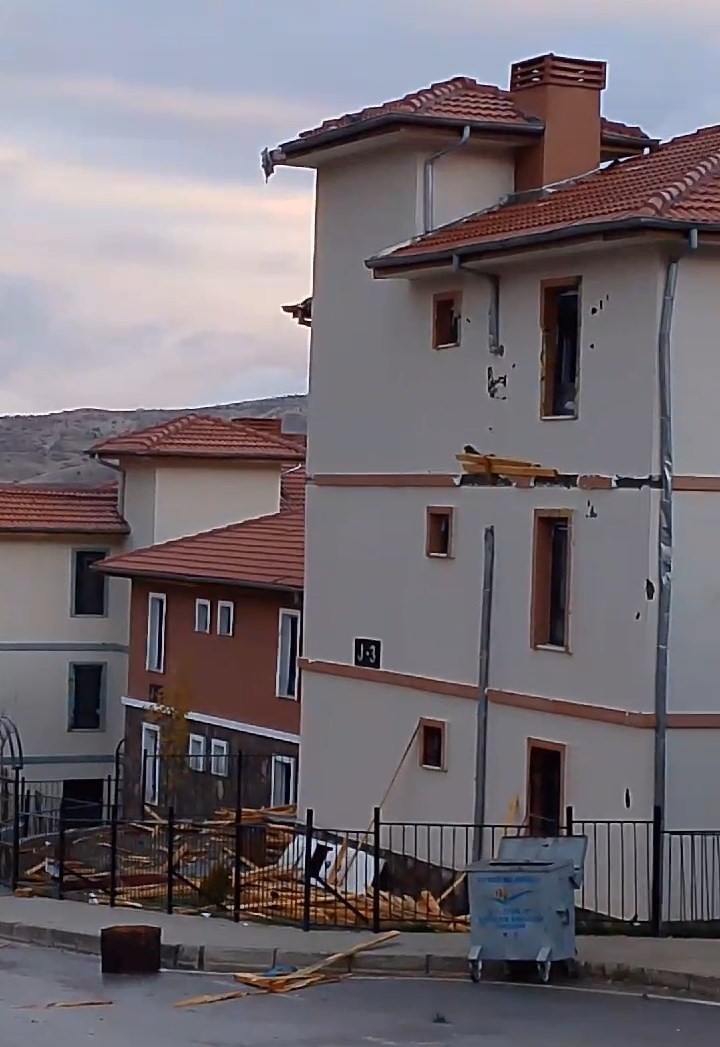 Elazığ’da fırtına çatıları uçurdu
