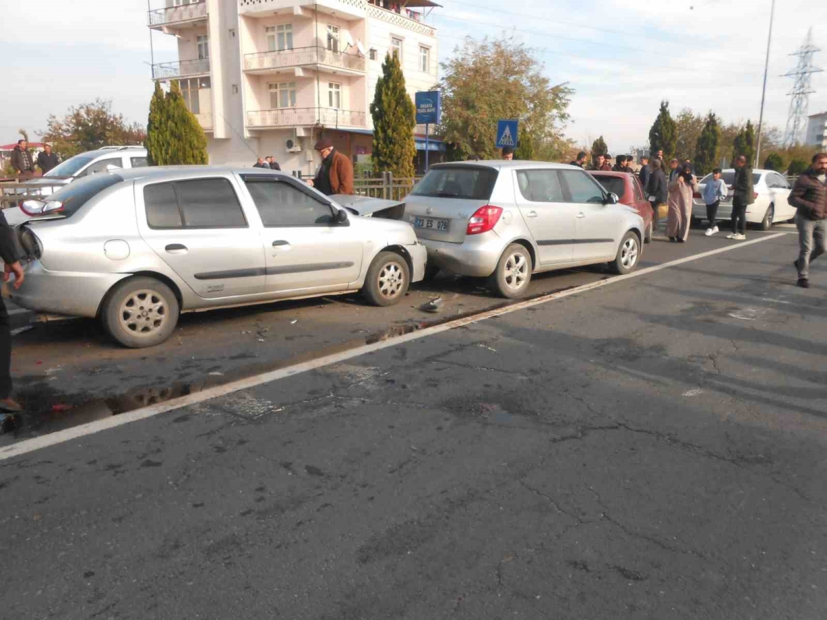 Elazığ’da zincirleme kaza: 5 araç hasar aldı
