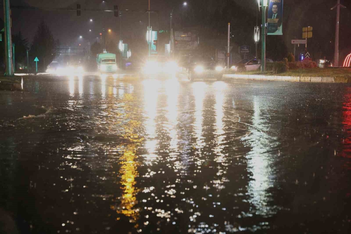 Elazığ’da sağanak yağış hayatı felç etti: Cadde ve sokaklar göle döndü
