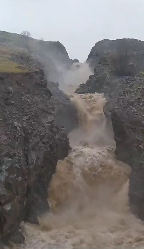 Elazığ’da yağış sonrası şelale coştu
