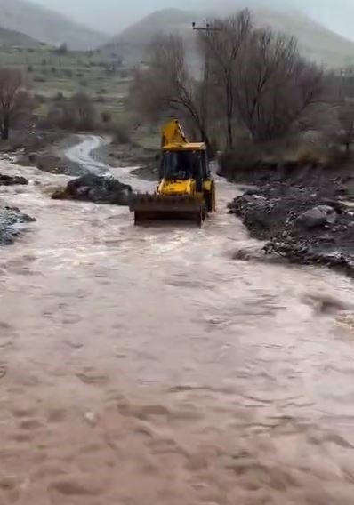 Elazığ’da şiddetli yağışlar köy yollarına zarar verdi
