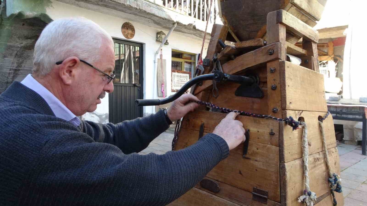 Asırlık ahşap bulgur makinesine gözü gibi bakıyor
