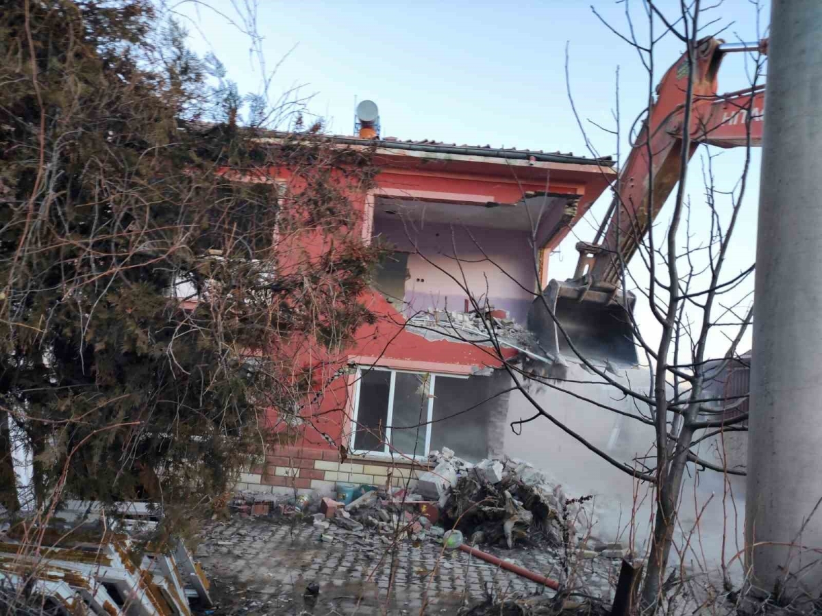 Doğanşehir’de yıkımlar sürüyor
