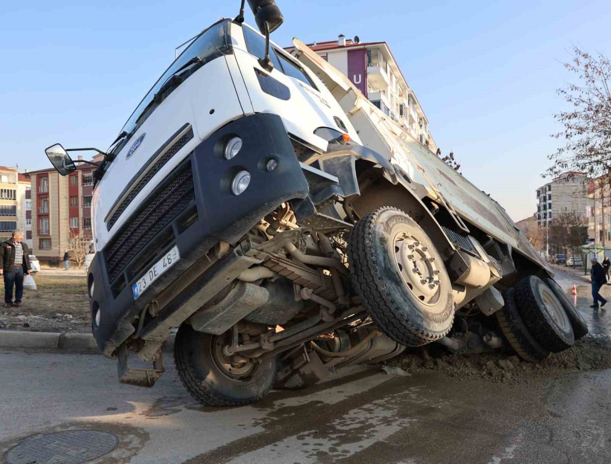 Elazığ’da ilginç kaza: Yol çöktü kamyon çukura düştü
