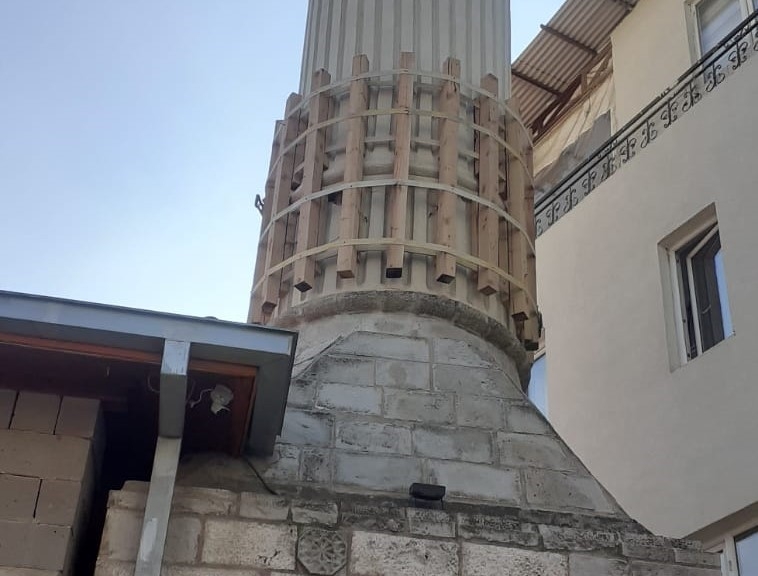 Tahtalarla güçlendirilen az hasarlı minare korkutuyor
