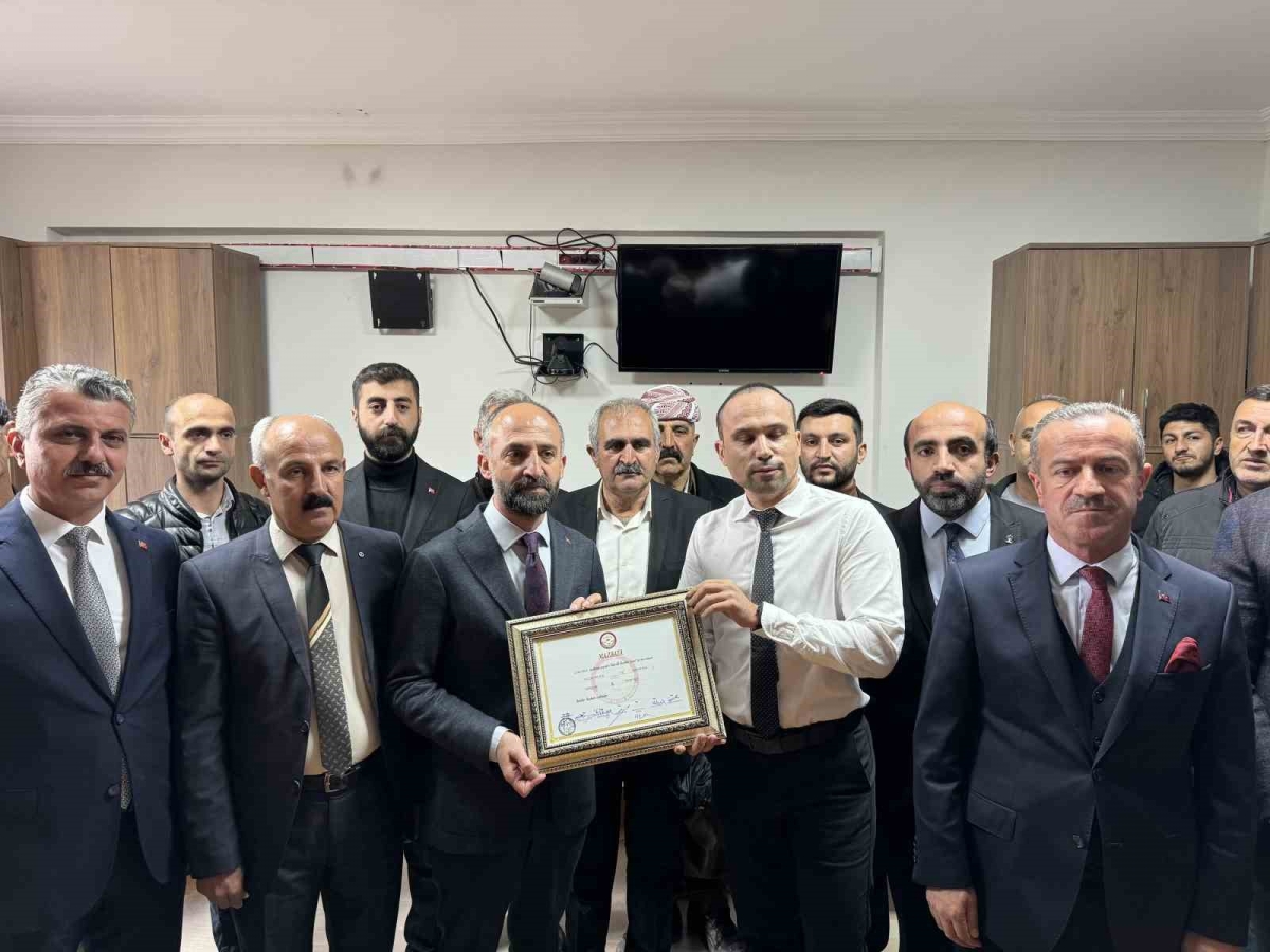Çukurca Belediye Başkanı Nazmi Demir mazbatasını aldı
