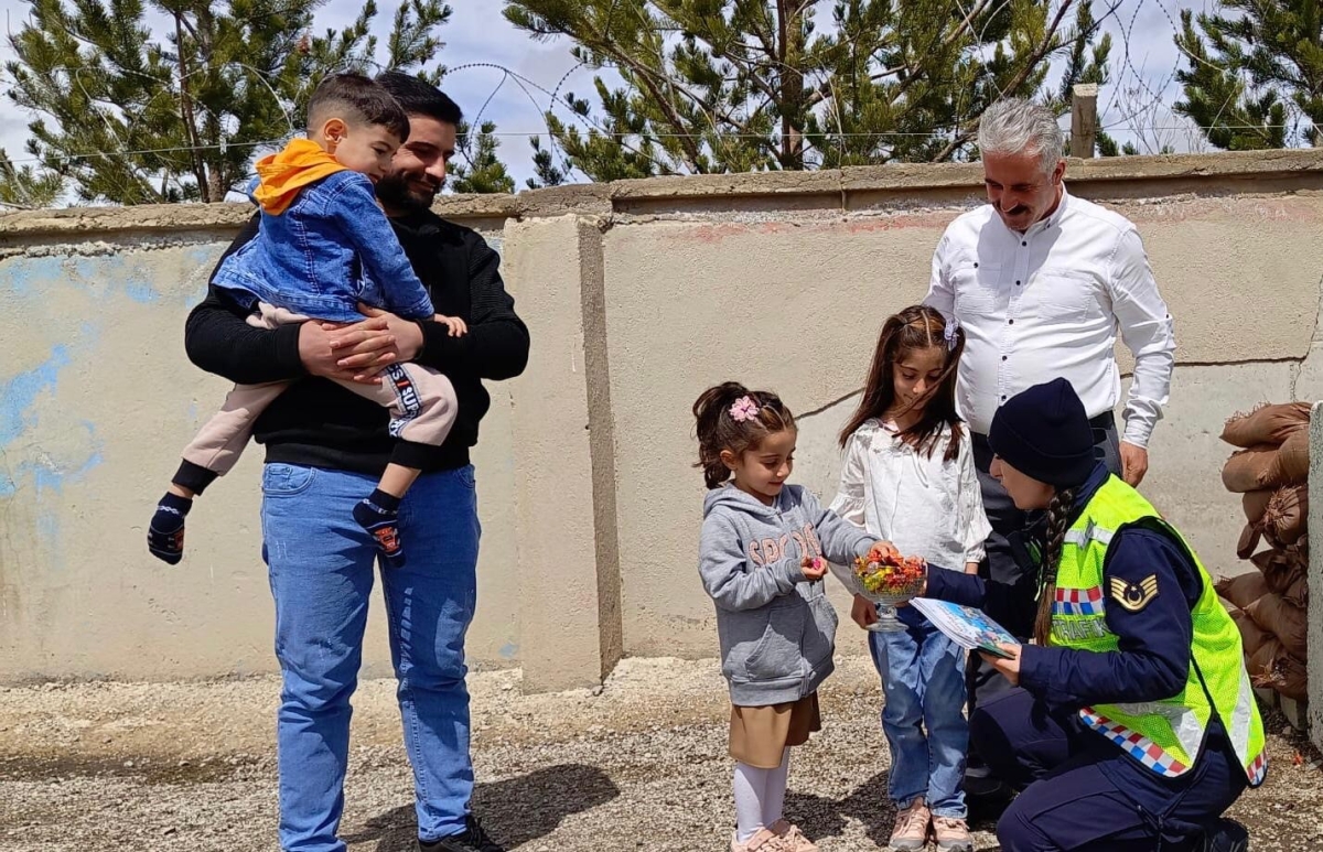 Ağrı’da jandarma “hayatla yarışılmaz” diyerek trafik denetimlerini artırdı
